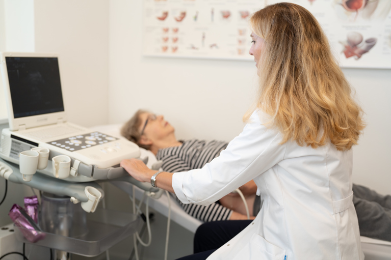 Patientin wird im Rahmen der Neuro-Urologie von ihrer Ärztin mit einem Ultraschall untersucht