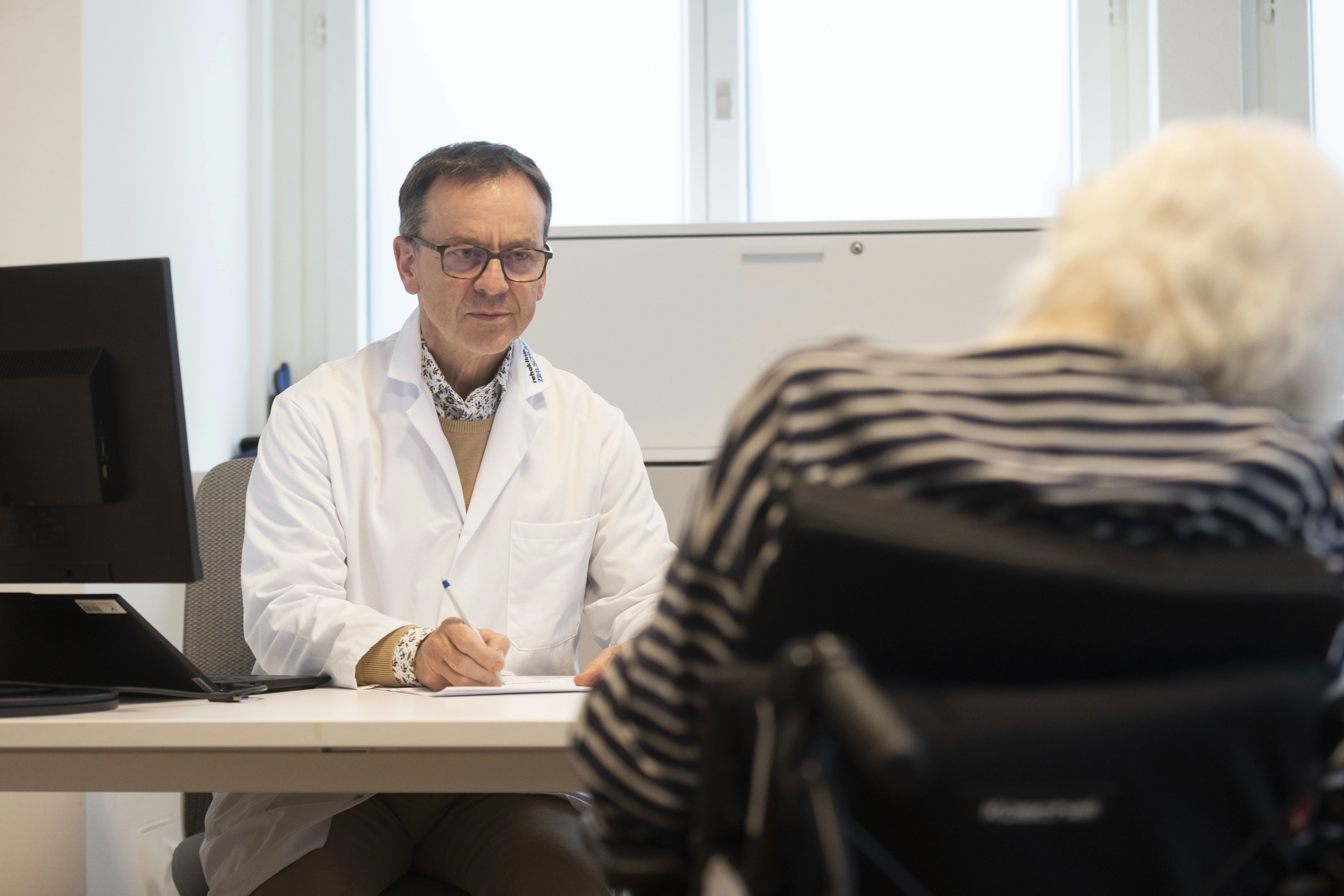 Dr. med. Wolfgang Fogel in seiner ärztlichen Sprechstunde im Rehazentrum Zürich Seefeld