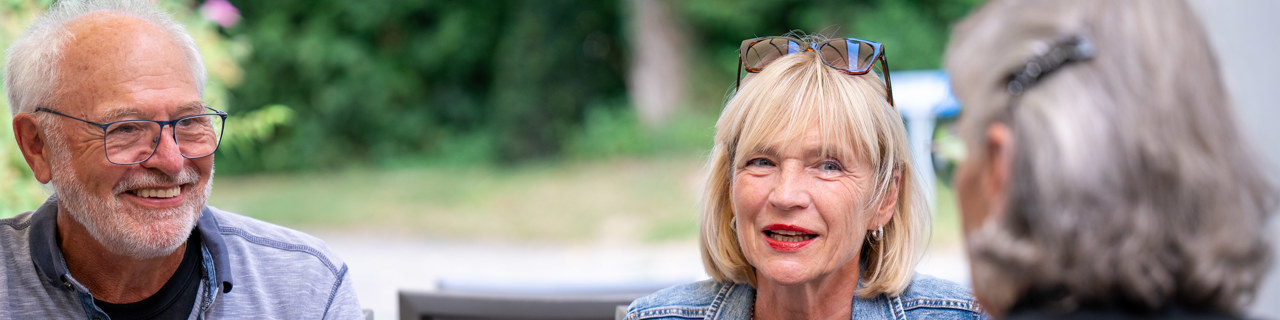 Besucher und Besucherinnen im Restaurant Café im Park