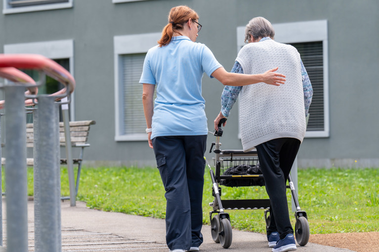 Therapeut und Patient beim Spaziergang im Park der Rehaklinik Zihlschlacht