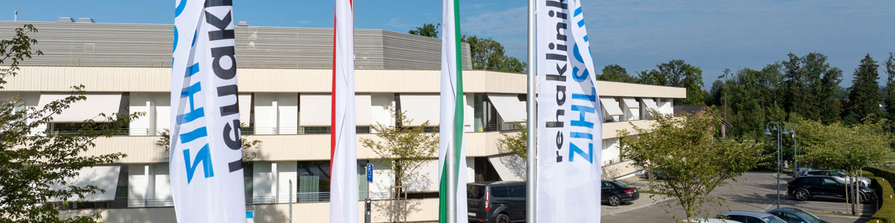 Aussenaufnahme der Einfahrt und Gebäude der Rehaklinik Zihlschlacht