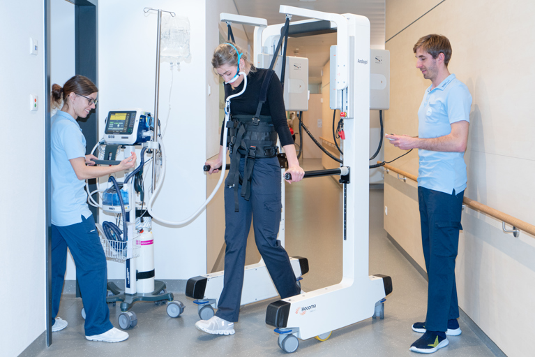 Neurologische Frührehabilitations-Patientin während der Therapie im Andago